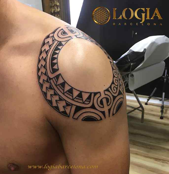 Tatuaje-hombro-geometrico-logia-barcelona-spindola       